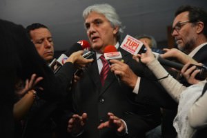 O líder do governo no Senado, Delcídio Amaral (PT-MS), fala com a imprensa aobre a pauta de votações do Senado (Fabio Rodrigues Pozzebom/Agência Brasil)
