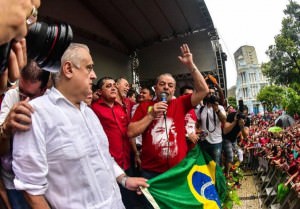 Lula fez discurso diante de multidão na Praça do Ferreira, no centro histórico de Fortaleza