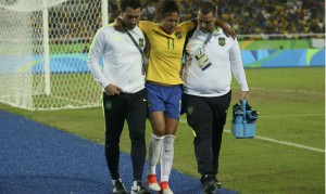 Cristiane deixou o gramado amparada pelos profissionais da seleção brasileira