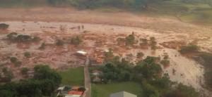 Mariana (MG) - Uma barragem pertencente à mineradora Samarco se rompeu no distrito de Bento Rodrigues, zona rural a 23 quilômetros de Mariana, em Minas Gerais, e inundou a região (Corpo de Bombeiros/MG - Divulgação)