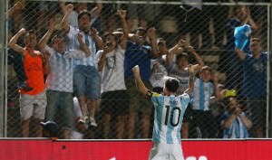 Messi marcou um e deu passe para dois em goleada