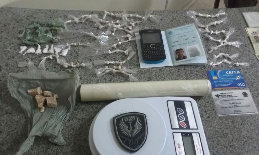 PM apreende drogas e adolescente com arma