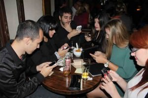 pessoas celulares
