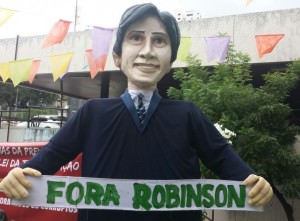Boneco Robinson Faria