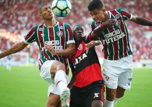 Vinícius Júnior, do Flamengo, em disputa de bola contra marcação do Flu