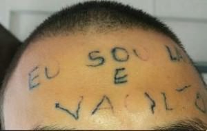 Foto divulgado após primeira sessão já mostra algumas letras apagadas