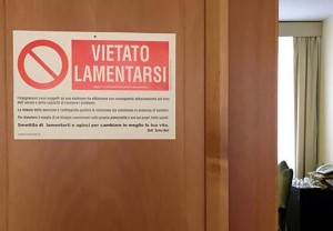 Placa com dizeres "Proibido Reclamar" na porta da residência do papa no Vaticano  REUTERS/Cortesia do Vatican Insider-La Stampa