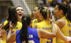 Jogadoras do Brasil festejam a classificação após vitória sobre os EUA