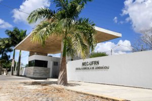 Fachada-da-EAJ_09dez15_ANASTACIA-VAZ_78-768x512