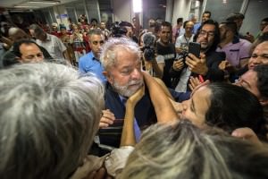 PODER - O Presidente LULA aparece para cumprimentar militantes no Sindicato dos Metalurgicos do ABC. O juiz Sergio Moro decretou sua prisão e ele tem ate amanha para se apresentar a policia.- SAO PAULO - SP - 05/04/2018. Foto: Marlene Bergamo/FolhaPress - 017 - menor