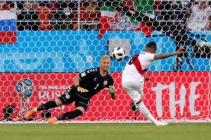 Copa 2018: Peru e Dinamarca. Christian Cueva, do Peru, perde uma penalidade.
