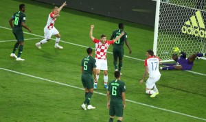 Copa 2018: Croácia e Nigéria. Jogadores da Croácia comemoram primeiro gol. Oghenekaro Etebo da Nigéria fez gol contra, o primeiro da Croácia.