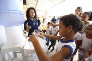 Brasília - Alunos da Escola Classe 29 de Taguatinga participam de atividades do projeto Adasa na Escola. No projeto as crianças aprendem como podem ajudar na preservação da água (Marcelo Camargo/Agência Brasil)