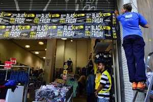 São Paulo - Movimento no comércio da rua Teodoro Sampaio, em Pinheiros, durante o Black Friday (Rovena Rosa/Agência Brasil)