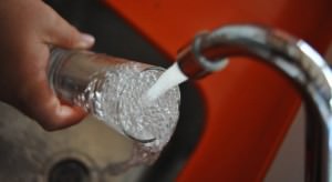 água