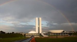O ministro da Economia Paulo Guedes, assina o termo de posse do presidente da Caixa, Pedro Guimarães, durante cerimônia de posse aos presidentes dos bancos públicos.