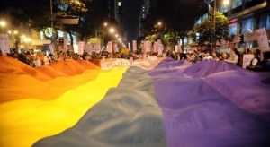 Rio de Janeiro - Passeata pelo Dia Mundial do Orgulho LGBT (lésbicas, gays, bissexuais, travestis e transexuais) na Avenida Rio Branco, centro do Rio de Janeiro. Manifestantes protestam contra o projeto da 'cura gay' do deputado federal Marco Feliciano (PSC).