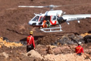 Equipes de resgate durante buscas por vítimas em Brumadinho, onde uma barragem da mineradora Vale se rompeu.