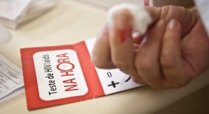 São Paulo – Pelo menos 10% dos paulistas portadores do vírus HIV não sabem que têm a doença, estima a Secretaria da Saúde do estado. Com o objetivo de diminuir os casos não notificados, possibilitar um diagnóstico precoce e promover um tratamento adequado ao paciente serão feitos, até 1º de dezembro, Dia Mundial de Combate à Aids, pelo menos 40 mil testes rápidos anti-HIV. A quinta edição da Campanha Fique Sabendo vai fazer também testes de sífilis e hepatites virais. (Foto: Marcelo Camargo/ABr)