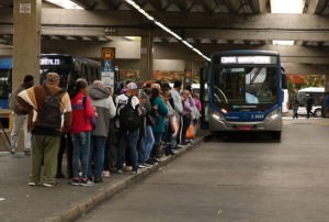 Passageiros formam fila no Terminal Santana, durante a paralisação dos motoristas e cobradores de ônibus na capital paulista