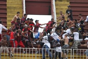 Briga entre torcidas na partida entre Atlético-PR e Vasco