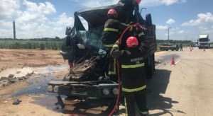 acidente-caminhões-BR-101-Goianinha-homem-morre-730x400