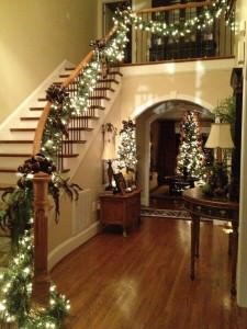 decoração-com-luzes-de-natal-para-escada-de-madeira-Foto-IdeaDesignCasa