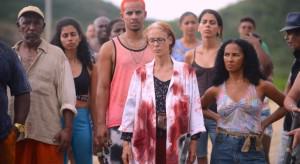 sonia-braga-com-jaleco-ensaguentado-em-cena-de-bacurau-1565882188717_v2_900x506-730x400