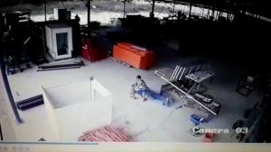 frame-assalto-industria