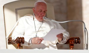 O Papa Francisco participa da audiência geral semanal no Vaticano,