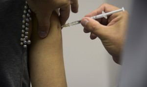 Atendimento no Centro Especial de Vacinação Álvaro Aguiar.