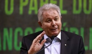 O presidente do Banco do Brasil, Rubem Novaes, fala no Seminário "A Nova Economia Liberal", na Fundação Getúlio Vargas (FGV), no Rio de Janeiro.