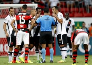 Jogadores do Flamengo reclamaram muito do pênalti marcado para o Vasco
